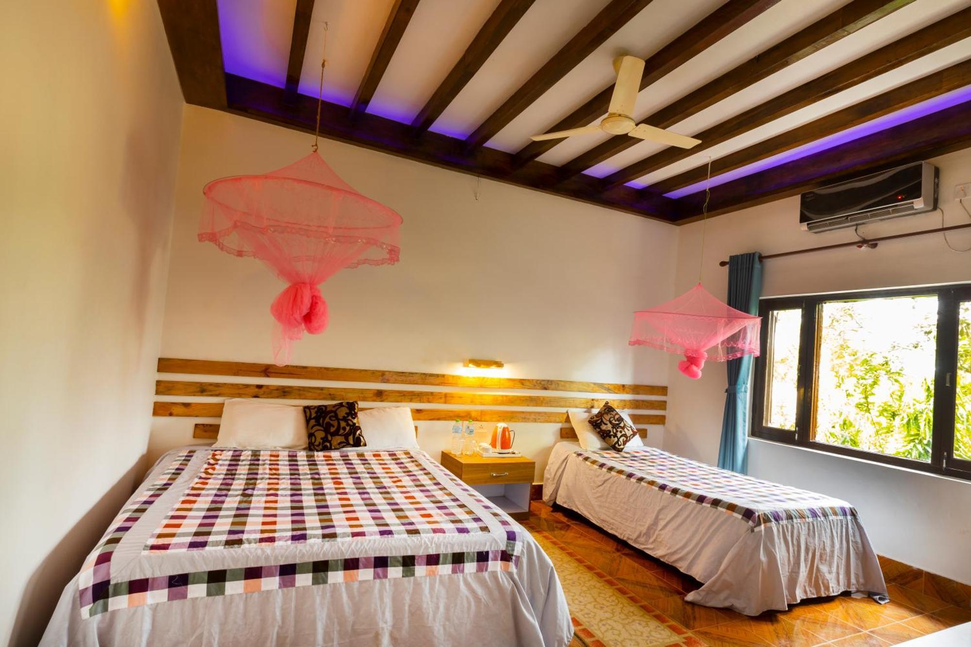 Hotel Parkside & Swimming Pool-Between Greenery And Azure ,Your Perfect Retreat Chitwan Exterior foto