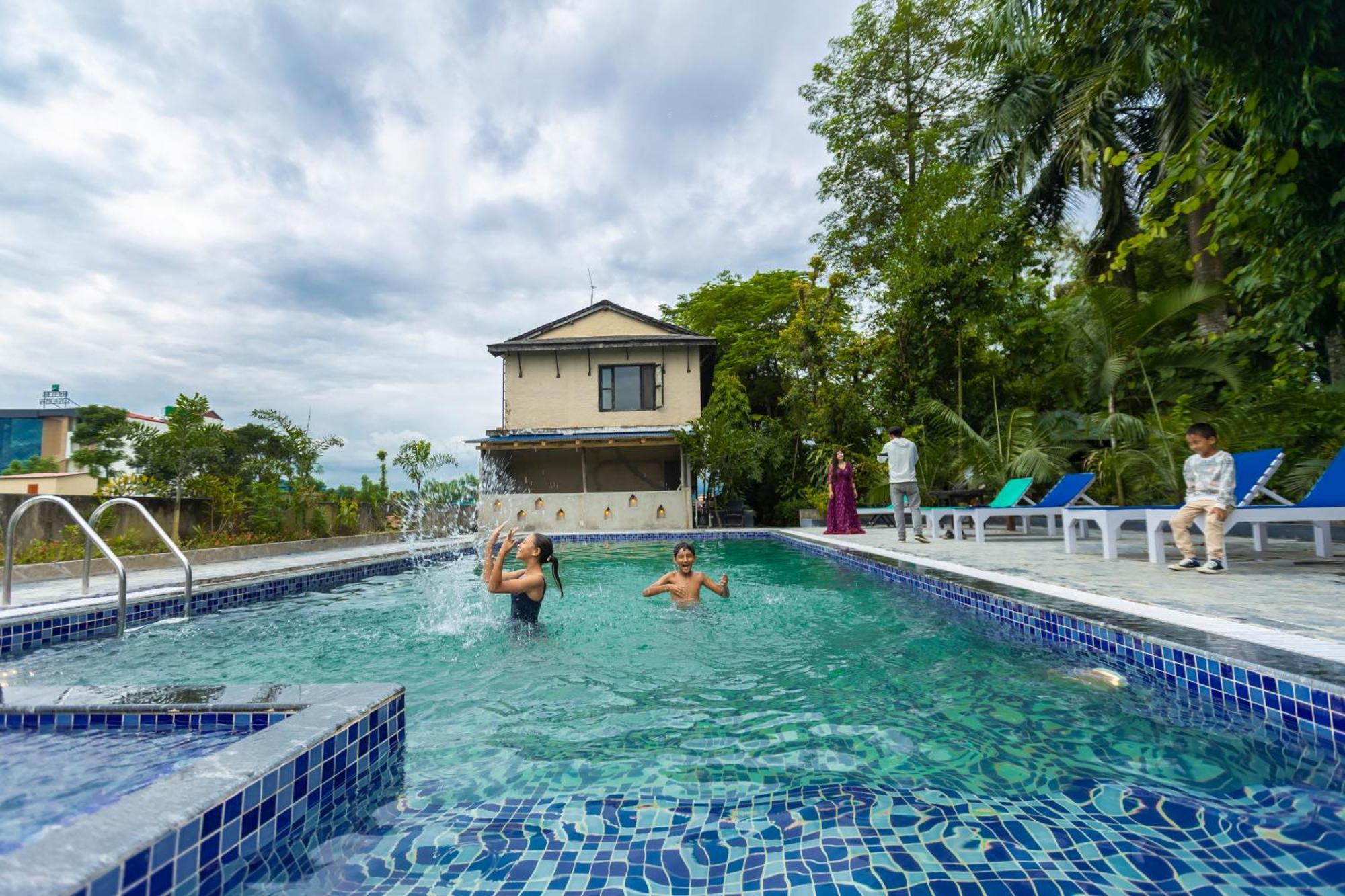 Hotel Parkside & Swimming Pool-Between Greenery And Azure ,Your Perfect Retreat Chitwan Exterior foto
