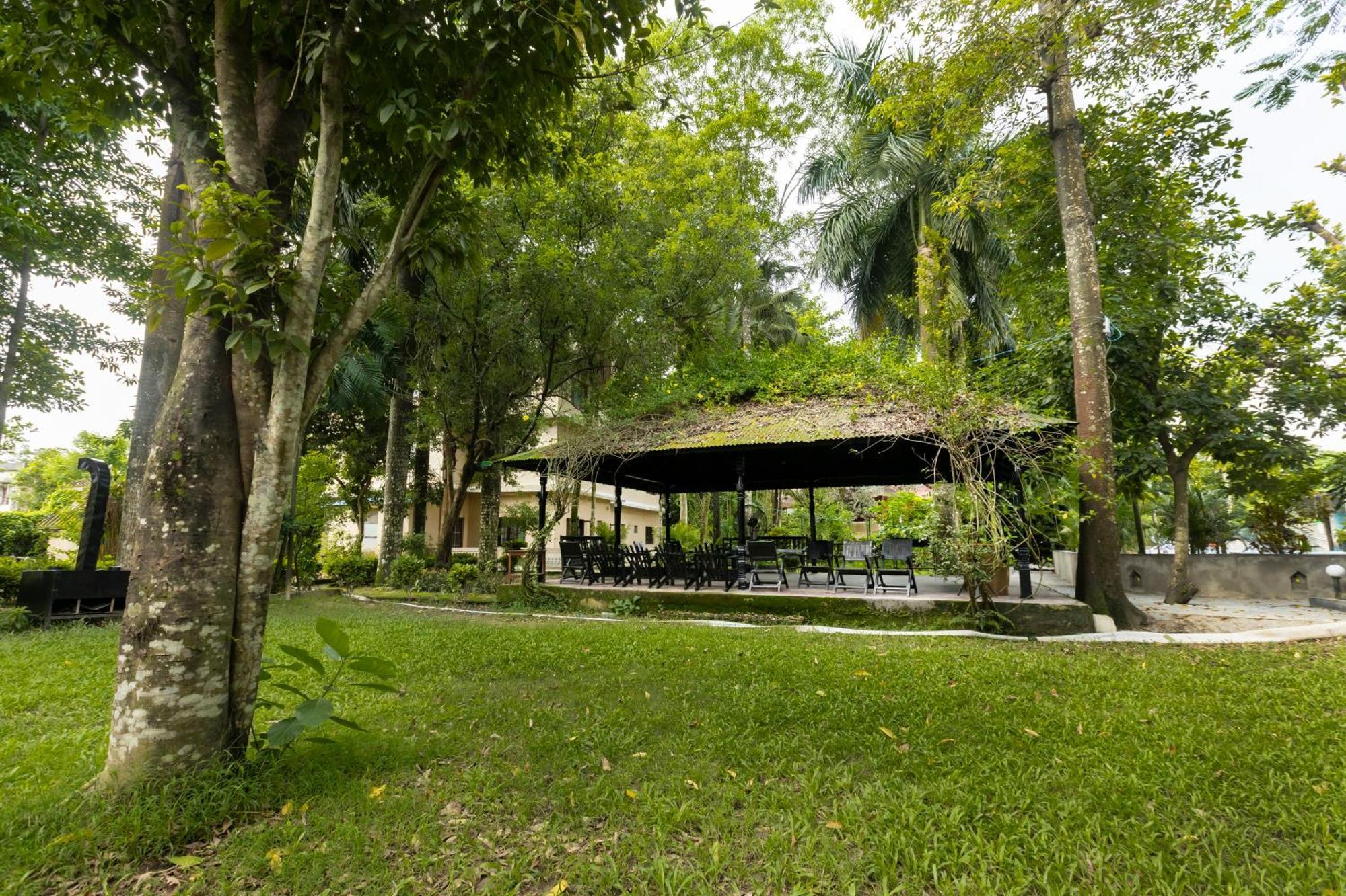 Hotel Parkside & Swimming Pool-Between Greenery And Azure ,Your Perfect Retreat Chitwan Exterior foto