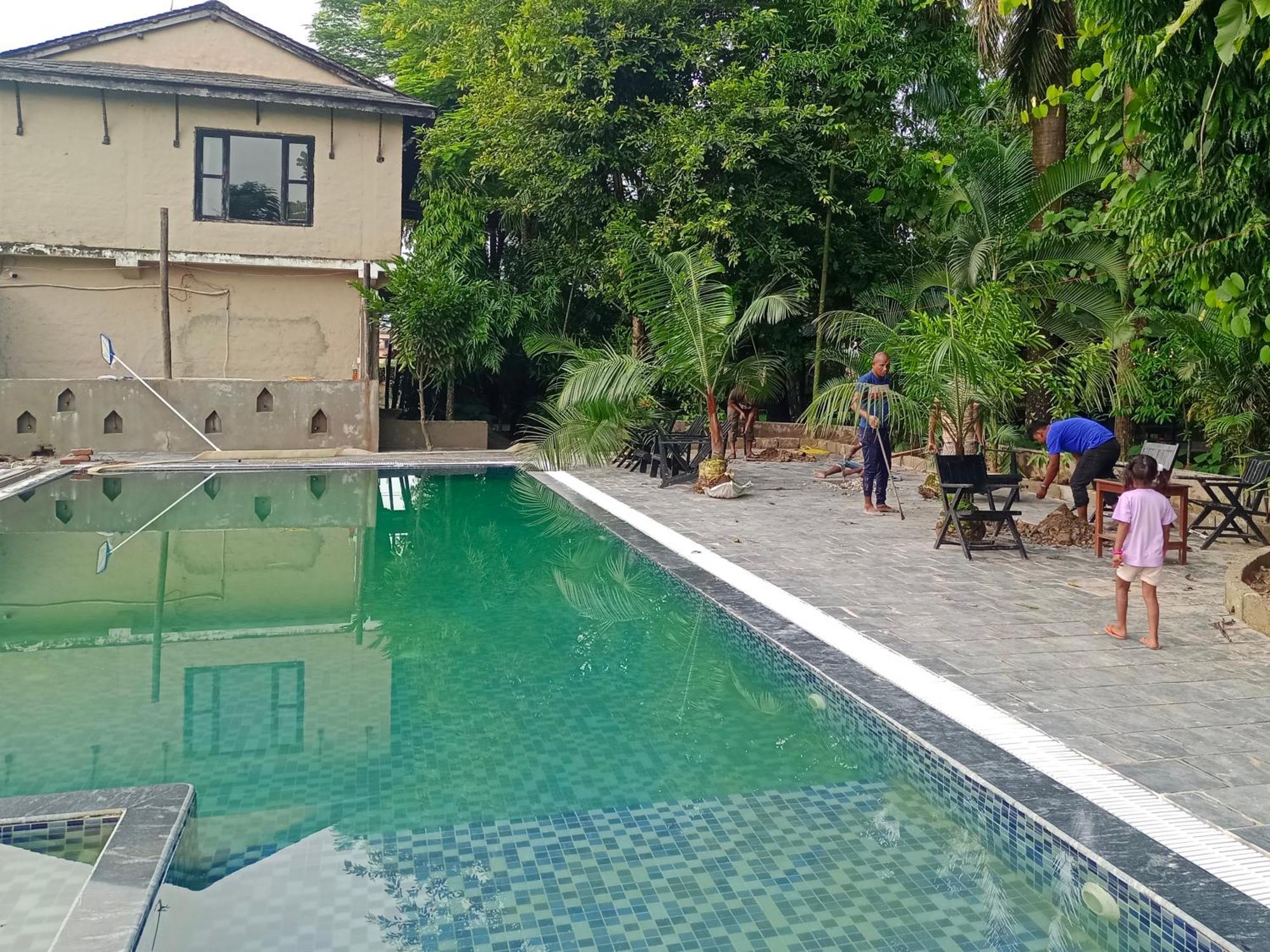 Hotel Parkside & Swimming Pool-Between Greenery And Azure ,Your Perfect Retreat Chitwan Exterior foto