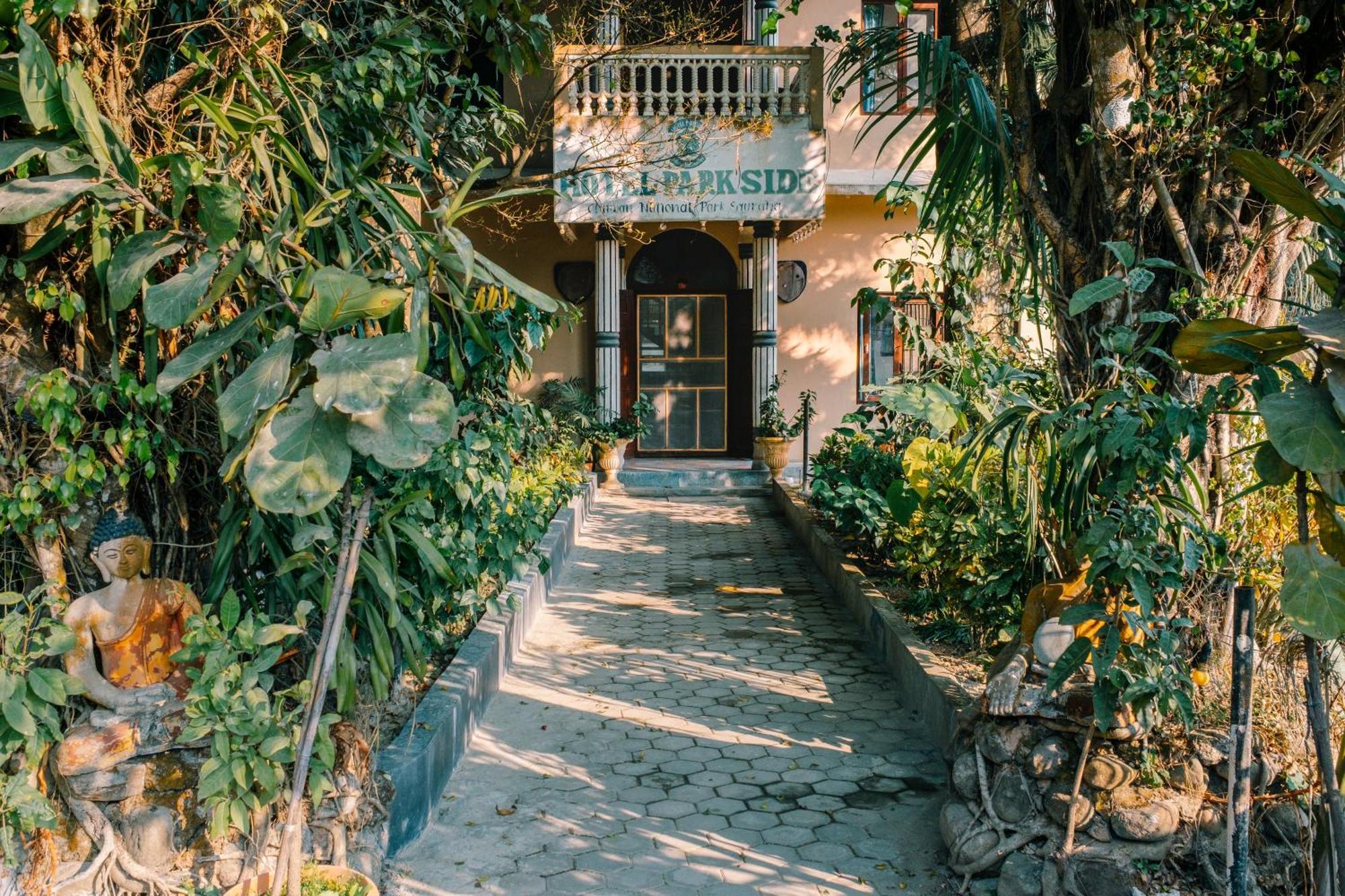 Hotel Parkside & Swimming Pool-Between Greenery And Azure ,Your Perfect Retreat Chitwan Exterior foto